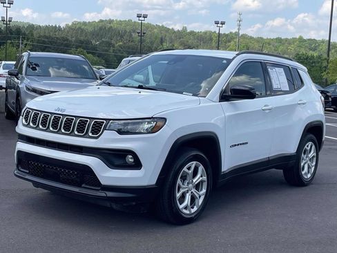 Used 2024 Jeep Compass Latitude AWD/4WD image 4