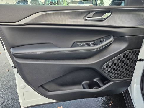 New 2025 Jeep Grand Cherokee Altitude AWD/4WD image 10