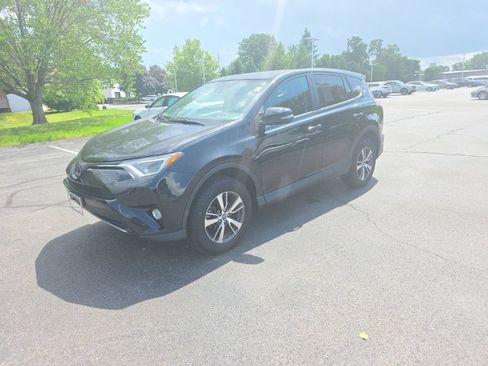 Used 2018 Toyota RAV4 XLE AWD/4WD image 4