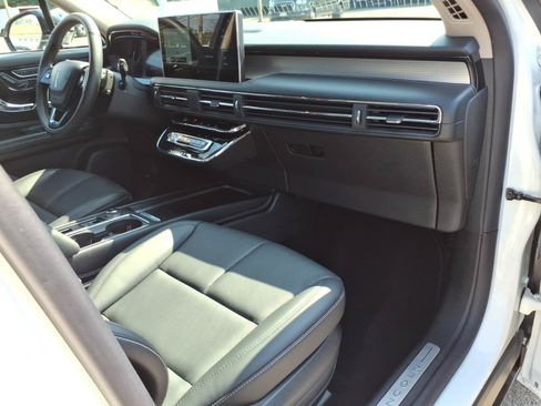 Used 2025 Lincoln Corsair AWD w/ Equipment Group 101A image 9