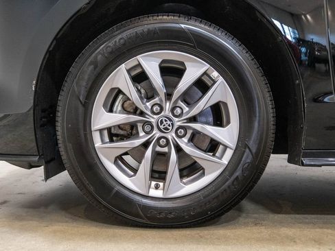 Used 2024 Toyota Sienna LE image 11