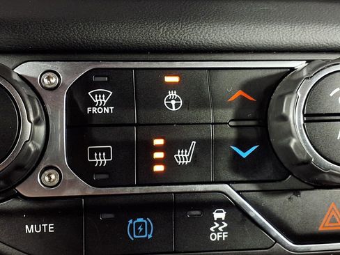 Used 2024 Jeep Wrangler Unlimited Sahara AWD/4WD image 16