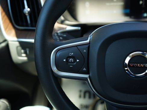 Used 2022 Volvo XC60 B5 Momentum image 35