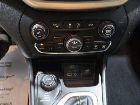 Used 2018 Jeep Cherokee Limited w/ Trailer Tow Group AWD/4WD image 30