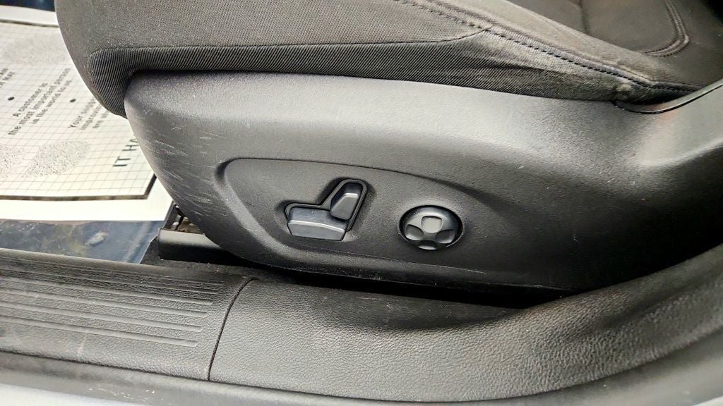 Used 2015 Chrysler 200 Limited w/ Convenience Group FWD image 12