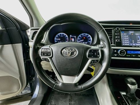Used 2017 Toyota Highlander Plus FWD image 13