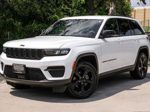 Used 2023 Jeep Grand Cherokee Altitude image 11