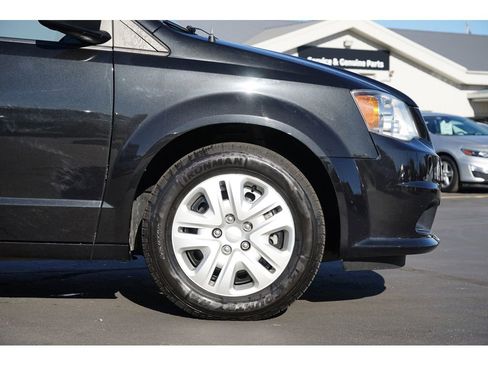 Used 2018 Dodge Grand Caravan SE w/ UConnect Hands-Free Group image 11