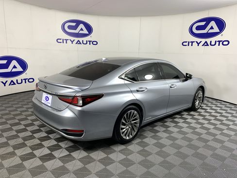 Used 2022 Lexus ES 300h Ultra Luxury w/ Accessory Package FWD image 3