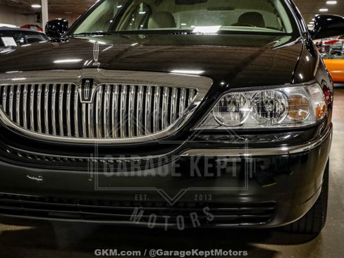Used 2010 Lincoln Town Car Signature Limited image 18