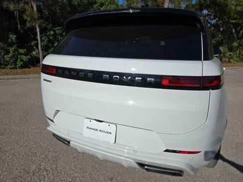 Used 2024 Land Rover Range Rover Sport Dynamic SE image 4
