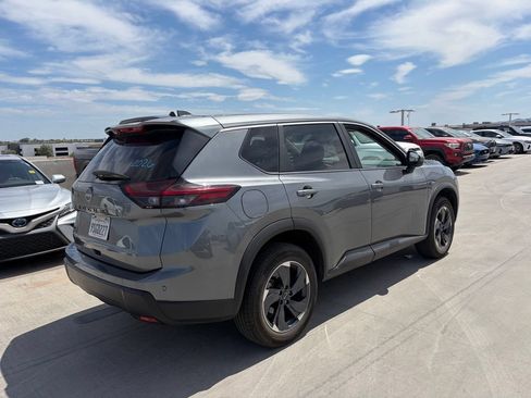 Used 2025 Nissan Rogue SV FWD image 2