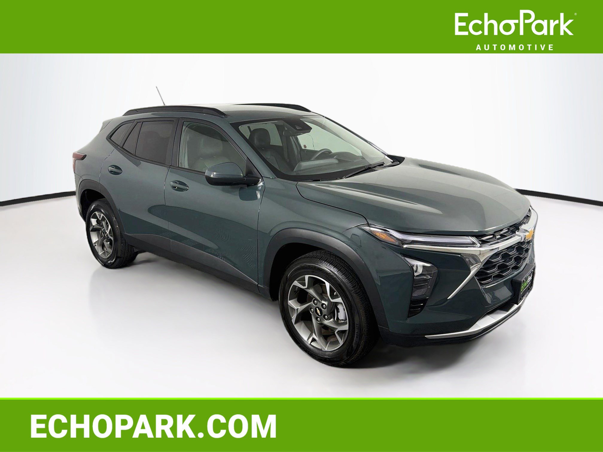 Used 2025 Chevrolet Trax LT FWD image 1