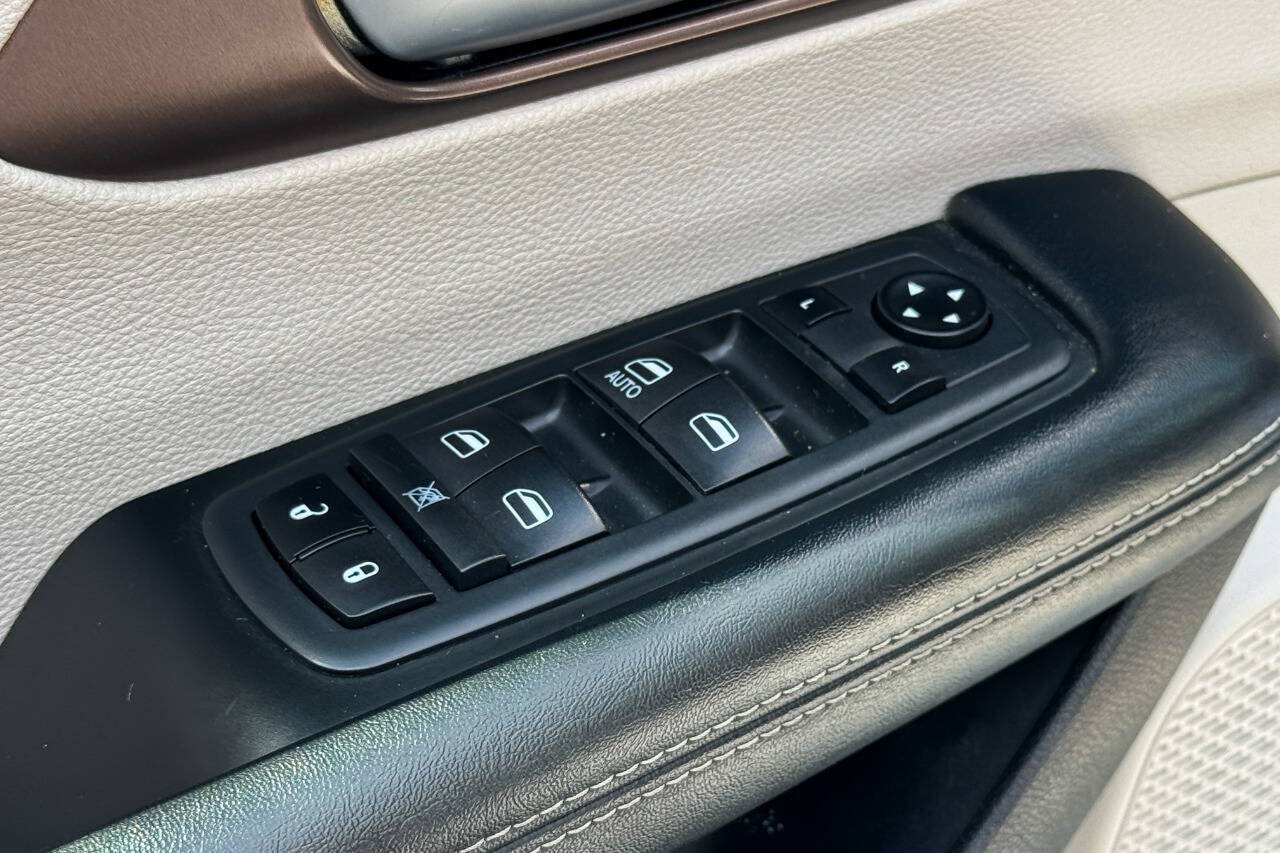 Used 2020 Chrysler Voyager L FWD image 20