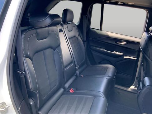 Used 2024 Jeep Grand Cherokee Altitude AWD/4WD image 19