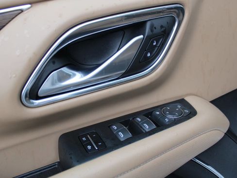 Used 2022 Chevrolet Suburban Premier image 20