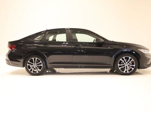 Used 2025 Volkswagen Jetta Sport FWD image 3