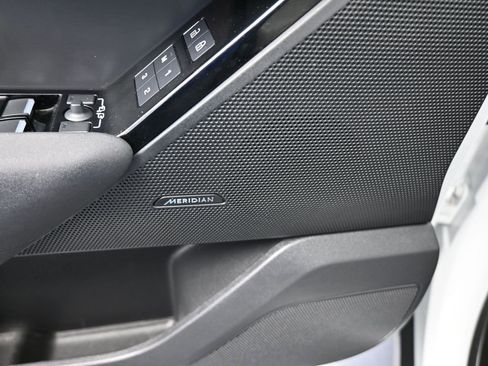 Used 2025 Land Rover Range Rover Velar Dynamic SE image 15