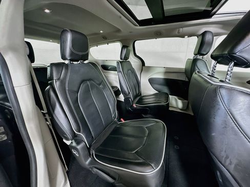 Used 2023 Chrysler Pacifica Limited FWD image 28