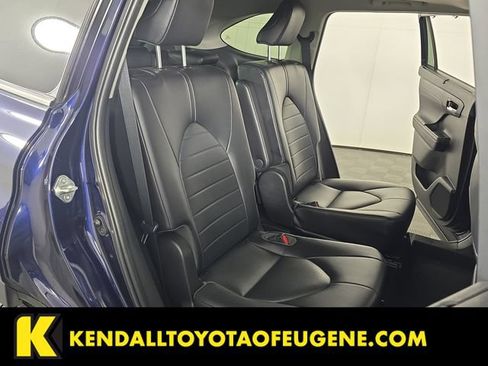 Used 2022 Toyota Highlander XLE AWD/4WD image 28