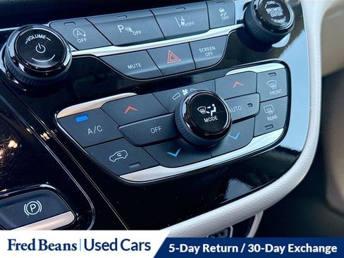 Used 2023 Chrysler Pacifica Touring-L FWD image 39