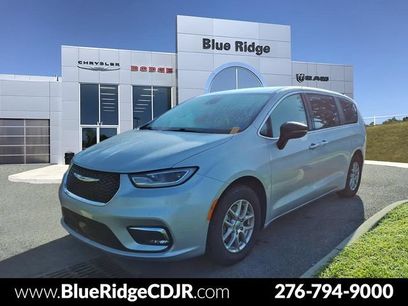 Used 2024 Chrysler Pacifica Touring-L