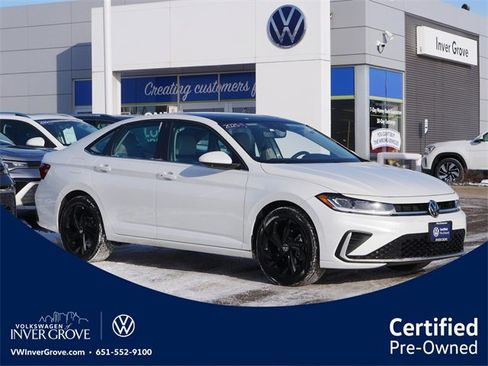 Certified 2025 Volkswagen Jetta SE image 1