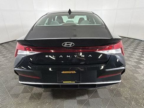 Used 2025 Hyundai Elantra SEL FWD image 3