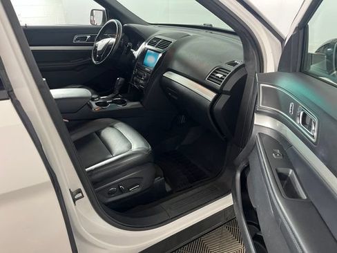 Used 2016 Ford Explorer XLT w/ Equipment Group 202A AWD/4WD image 13
