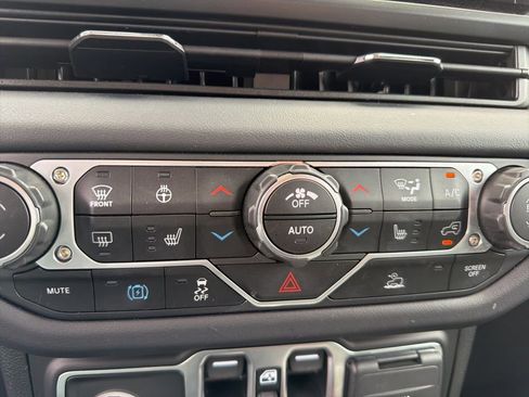 Used 2025 Jeep Wrangler Unlimited Sahara AWD/4WD image 11