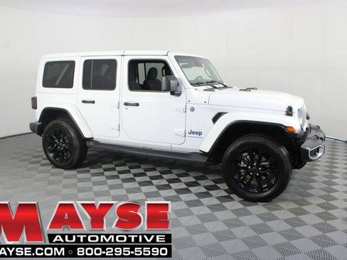 Used 2025 Jeep Wrangler Unlimited Sahara AWD/4WD image 1