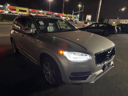 Used 2018 Volvo XC90 T8 Momentum w/ Convenience Package image 6