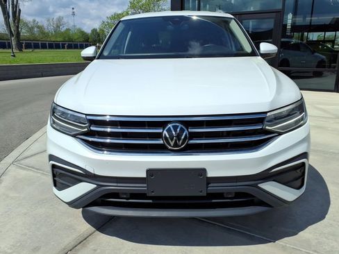 Used 2023 Volkswagen Tiguan SE AWD/4WD image 2