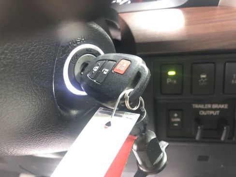 Used 2019 Toyota Tundra Limited w/ Limited Premium Package image 32