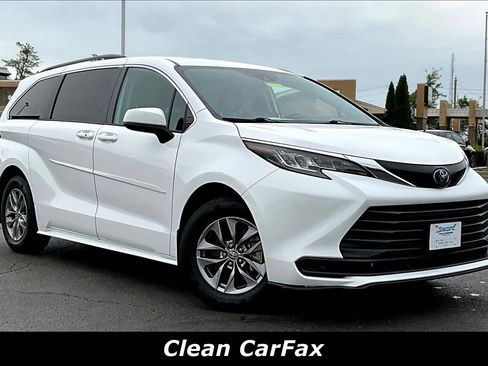 Used 2022 Toyota Sienna LE FWD image 2