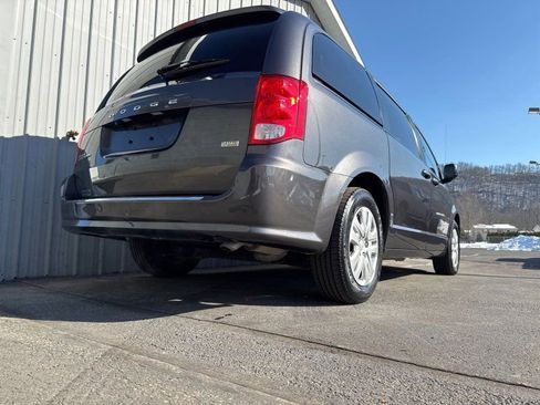 Used 2018 Dodge Grand Caravan SE w/ UConnect Hands-Free Group image 8