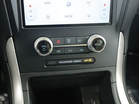 Certified 2024 Ford Edge SE image 6