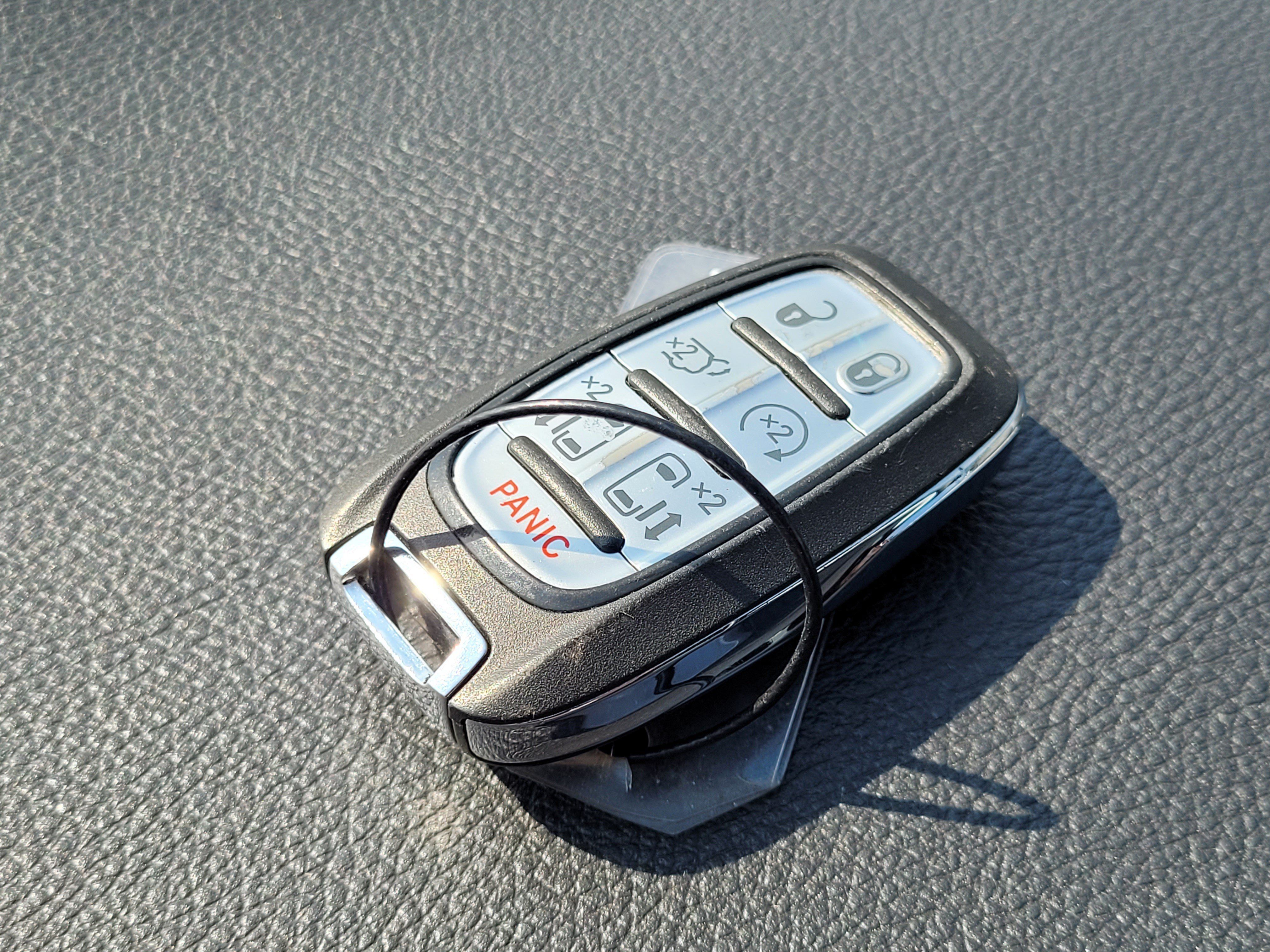 Used 2025 Chrysler Pacifica Limited FWD image 11