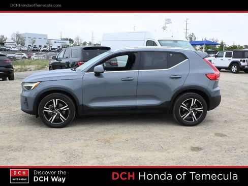 Used 2023 Volvo XC40 B5 Plus AWD/4WD image 4