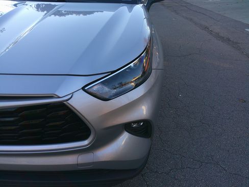 Used 2023 Toyota Highlander XLE image 6