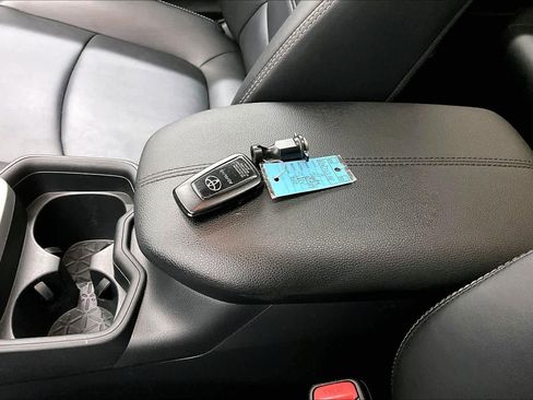 Used 2019 Toyota RAV4 XLE Premium image 15