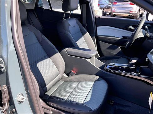 New 2026 Chevrolet Trax LT w/ LT Convenience Package FWD image 28
