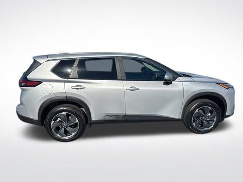 Used 2024 Nissan Rogue SV image 8
