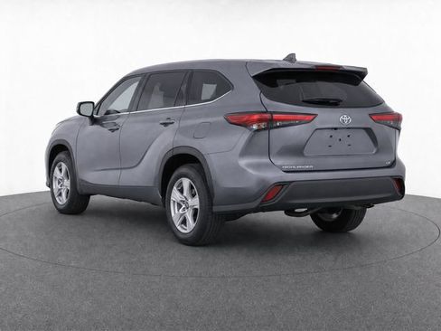 Used 2023 Toyota Highlander LE FWD image 7