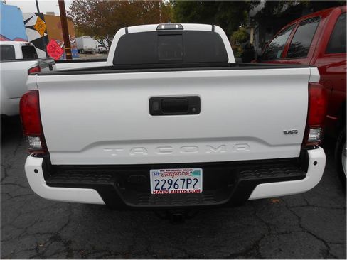 Used 2018 Toyota Tacoma TRD Sport image 5