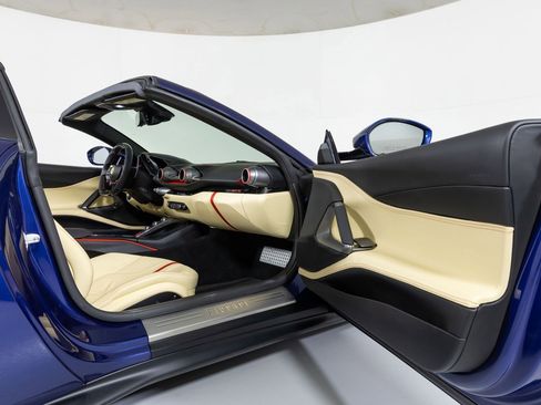 Used 2021 Ferrari 812 GTS image 40