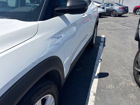 Used 2023 Chevrolet TrailBlazer LS FWD image 2