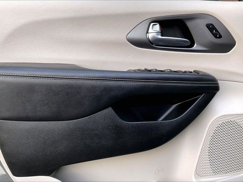 Used 2022 Chrysler Pacifica Touring-L image 15