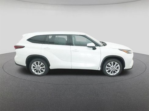 New 2026 Toyota Highlander Limited image 11