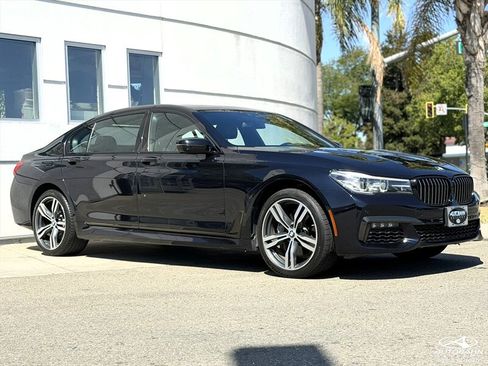 Used 2019 BMW 740i w/ M Sport Package RWD image 3